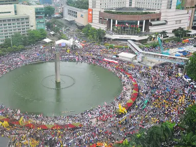 Pemandangan saat ribuan orang berkumpul memadati Bundaran HI, Jakarta, Minggu (4/12). Mereka mengikuti aksi damai 'Kita Indonesia' yang diisi dengan parade budaya Indonesia dan orasi tokoh politik nasoional Indonesia. (Liputan6.com/Angga Yuniar)