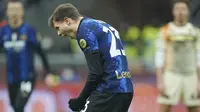 Inter Milan berusaha membalas dan gol yang dinanti-nantikan tiba lima menit sebelum pertandingan berakhir.  Nicolo Barella sukses mengonversi bola muntah dari Luca Lezzerini ketika menghalau tembakan Ivan Perisic. Skor berubah jadi 1-1. (Spada/LaPresse via AP)