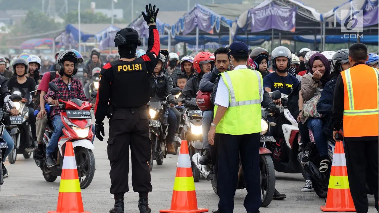 20170623-Membludak, Polisi Jaga Ketat Antrian Pemudik Bermotor-Tebe