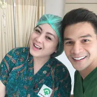 Jonathan Frizzy dan keluarga. (Instagram @ijonkfrizzy)