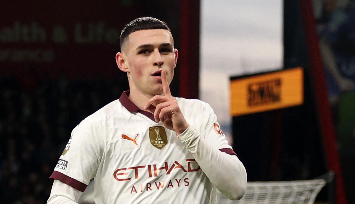 Pemain Manchester City, Phil Foden mrayakan gol penentu kemenangan timnya ke gawang Bournemouth pada laga lanjutan Liga Inggris 2023/2024 yang berlangsung di Vitality Stadium, Bournemouth, Inggris, Minggu (25/02/2024) dini hari WIB. (AFP/Adrian Dennis)
