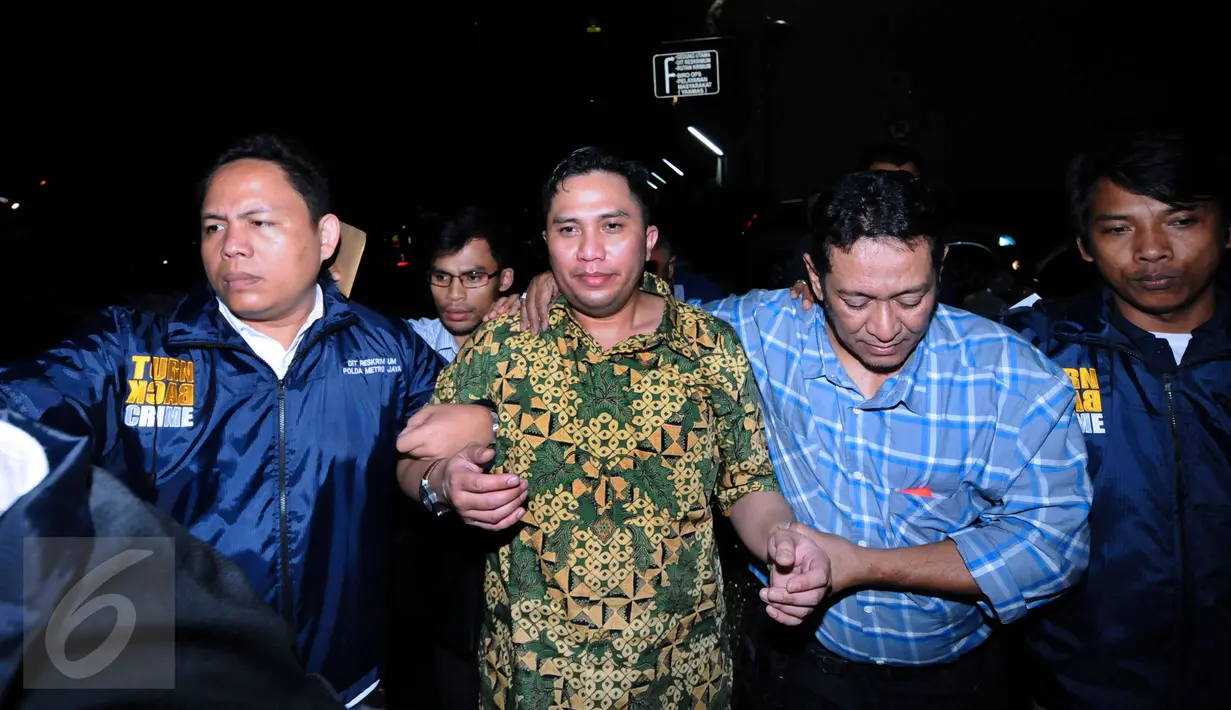 Anggota DPR Fanny Syafriansyah (kedua kiri) saat digiring menuju Pusdokkes Polda Metro Jaya usai menjalani pemeriksaan, Jakarta, Senin (29/2/2016). Ivan diperiksa atas kasus kekerasan terhadap PRT. (Liputan6.com/Helmi Fithriansyah)