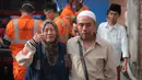 Seorang perempuan menangis ketika upaya penyelamatan sedang berlangsung setelah sebuah bangunan musala yang sedang dibangun runtuh di sebuah kompleks pesantren di Sidoarjo, Jawa Timur, Selasa 30 September 2025. (AP Photo/Trisnadi)