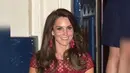 Kesan ultra feminin terlihat dari dress dengan material lace yang digunakan Kate Middleton. Kesan romantis dan anggun juga terpancar berkat gaun midi berpotongan A-Line yang klasik. (Foto: Instagram/ Kensingtonroyal)