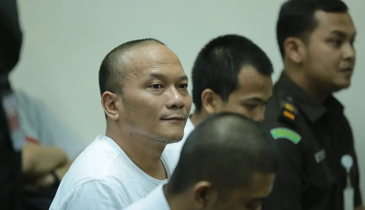 Iwa K tak membantah keterangan saksi tersebut. Menurut pengacara yang mendampingi Iwa K, Chris Samsiwu kliennya dikenakan pasal 127 Undang-undang Narkotika golongan 1 jenis ganja. Dan ancamannya makimal 12 tahun penjara. (Adrian Putra/Bintang.com)