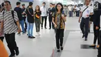 Penyandang disabilitas berjalan di guiding block usai menaiki kereta MRT di Jakarta, Kamis (21/3). Dalam kesempatan tersebut mereka dapat menikmati fasilitas yang disediakan untuk disabilitas. (Liputan6.com/Angga Yuniar)