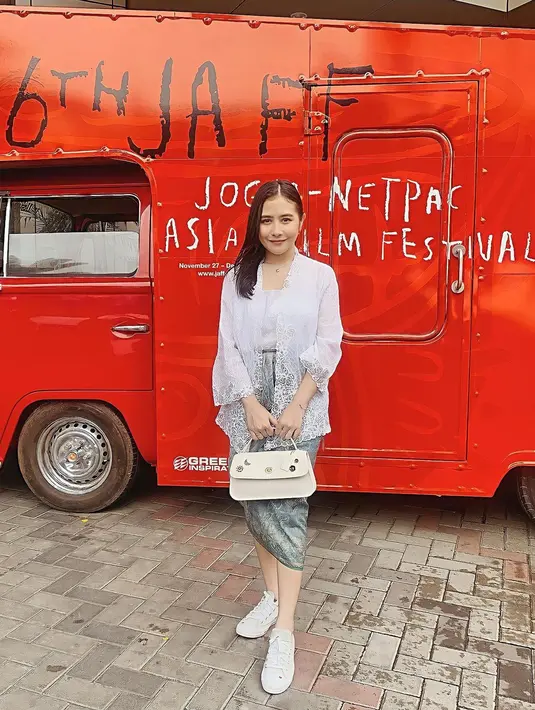 Kebaya adalah cara lain yang paling sederhana dalam mengenakan outfit putih. Prilly mengenakan sebuah kebaya modern dengan detail embroidery bunga, yang dipadunya dengan lilitan kain batik, sepatu, dan tas berwarna putih. Foto: Instagram.