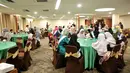 Kamis (4/5/2017), 20 finalis Puteri Muslimah Indonesia 2017 tampak antusias saat menghadiri acara makan malam di hotel Grand Tropic, Tanjung Duren, Jakarta Barat, bersama dengan anak-anak panti asuhan. (Adrian Putra/Bintang.com)