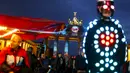 Wisatawan mengamati Gerbang Brandenburg yang dihiasi cahaya saat pembukaan Festival cahaya, Jerman, Sabtu (10/10/2015). Festival ini merupakan event tahunan yang diadakan setiap bulan Oktober selama dua belas hari.(REUTERS/Hannibal Hanschke)