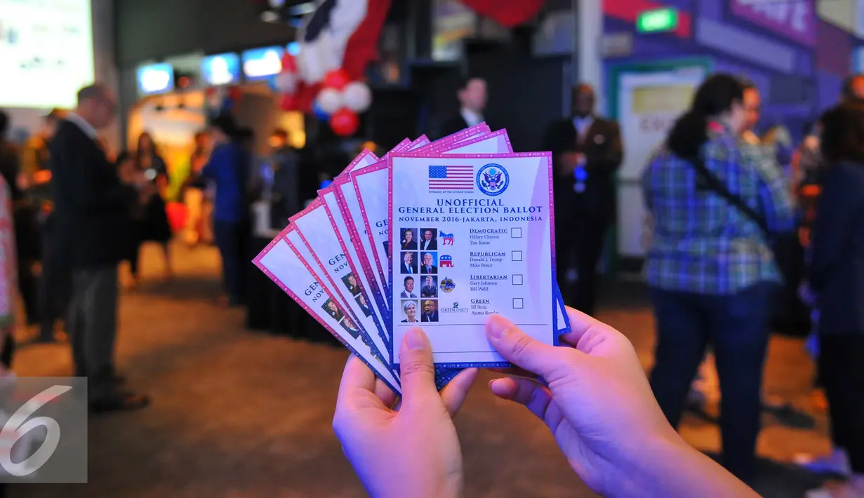 Selembaran voting kampanye yang digunakan saat simulasi pemilihan Presiden Amerika Serikat di @america di Jakarta, Rabu (9/11). Dalam pilpres ini dua kandidat bersaing merebut sekitar 543 electoral votes di 50 negara bagian. (Liputan6.com/Angga Yuniar)
