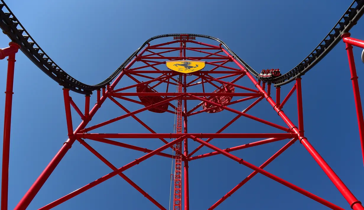 Trek roller coaster "Red Force" di PortAventura resort, Barcelona, Spanyol, (6/4). Roller coaster "Red Force" cukup untuk ajang memacu adrenalin dengan sejumlah trek melengkung yang ekstrem. (AFP Photo / Lluis Gene)