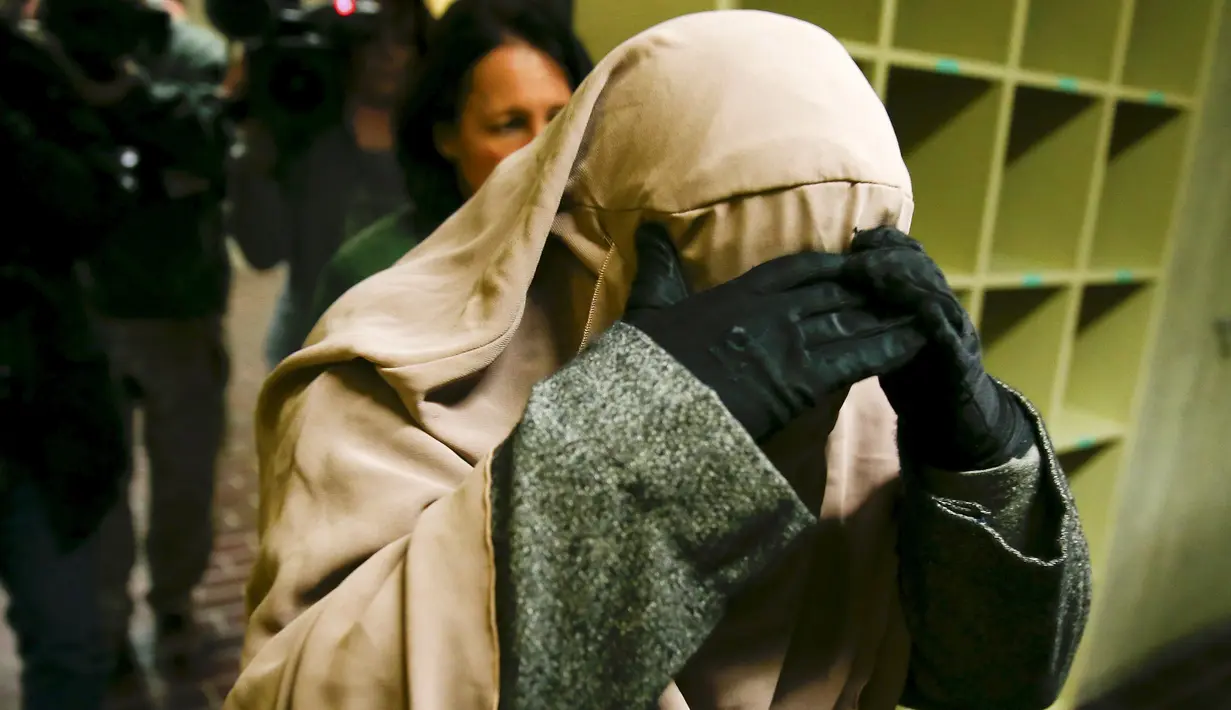 Amira B saat tiba untuk melakukan kesaksian di pengadilan Munich , Jerman, (17/3). Amira B menolak membuka cadar karena ia adalah seorang muslim yang taat. (REUTERS / Michael Dalder)