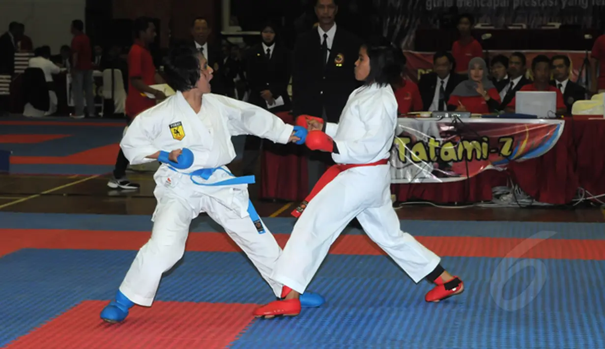 Para atlet Karateka saat berlaga di Kejurnas Karate Piala Panglima TNI III, Jakarta, Kamis (15/1/2015). (Liputan6.com/Herman Zakharia)