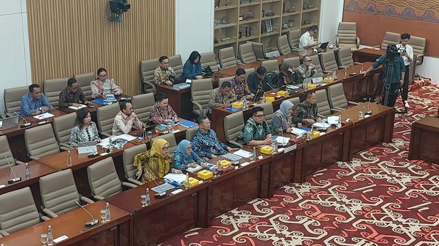 Anggota Komisi VI DPR RI mencecar Plt Direktur Utama PT Taspen (Persero) Rony Hanityo Aprianto soal dugaan investasi fiktif senilai Rp 1 triliun.