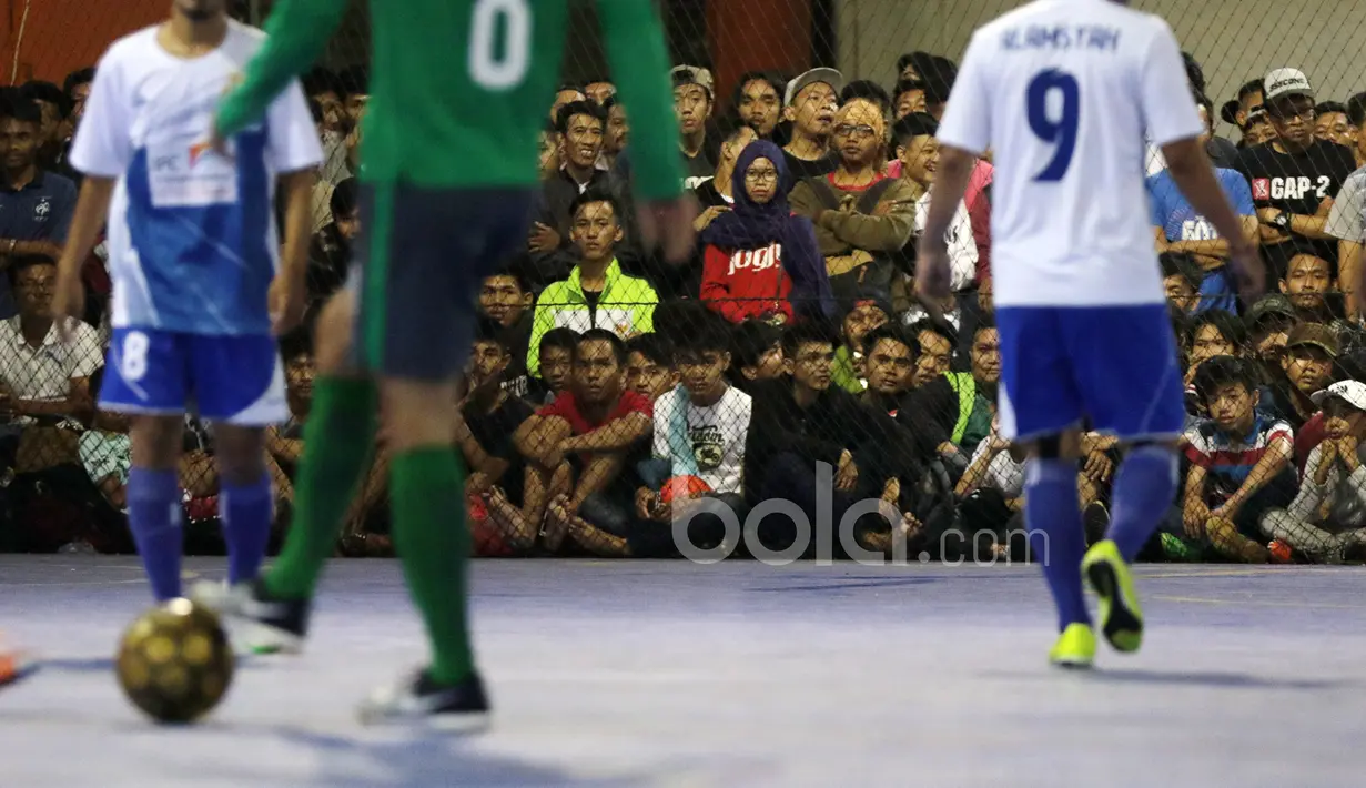 Ekspresi penonton saat menyaksikan laga Timnas Futsal Indonesia melawan IPC Pelindo pada laga Uji Coba jelang AFF Futsal Championshi 2016 di Tifosi Sport Center, Jakarta Timur, (15/12017). Timnas menang 8-5. (Bola.com/Nicklas Hanoatubun)
