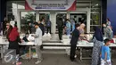 Suasana pembagian Paket  Sembako Murah oleh PT Indosiar Visual Mandiri, di Studio 5 Indosiar, Jakarta, Jumat (10/6). Sebanyak 500 paket sembako murah seharga Rp 30 ribu per paket untuk 500 Kepala Keluarga (KK). (Liputan6.com/Johan Tallo)