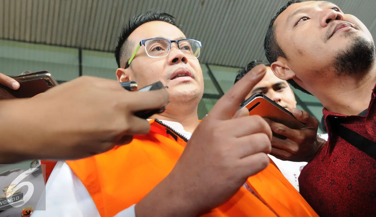 Fahmi Darmawansyah memberi keterangan kepada awak media usai menjalani pemeriksaan di Gedung KPK, Jakarta, Jumat (23/12). Suami aktris Inneke Koesherawati ini menjadi tersangka terkait kasus dugaan korupsi Bakamla. (Liputan6.com/Helmi Affandi)