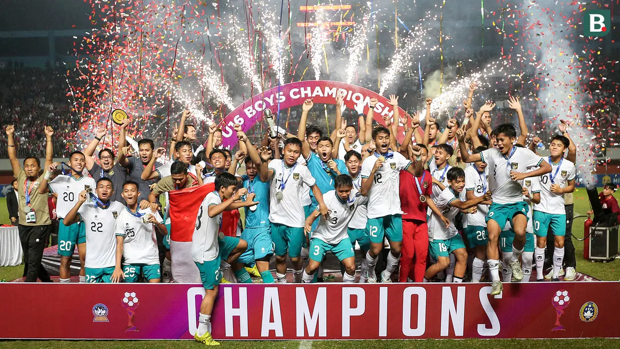 Foto: Bima Sakti dan Timnas Indonesia U-16 Kasih Kado Trofi Juara Piala AFF U-16 2022 untuk Kemerdekaan RI