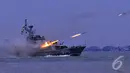 Kapal tempur TNI AL melepaskan amunisinya sebagai bagian dari atraksi menyambut HUT TNI ke-69, Surabaya, Selasa (07/10/2014) (Liputan6.com/Johan Tallo)
