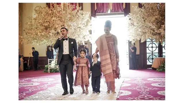 6 Pesona Duma Riris saat Pakai Kebaya, Tampil Menawan