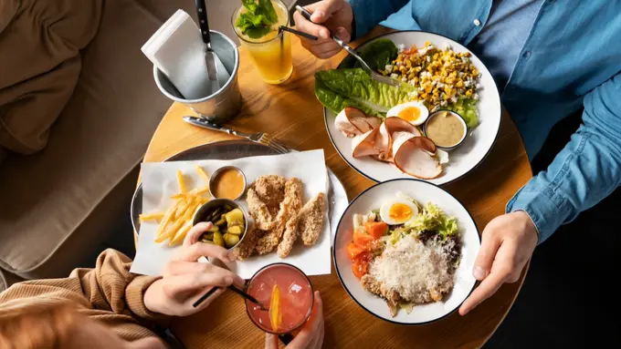 Sudah tau Kapan Jam Makan Siang? Ini Aturan Jam Makan Siang yang Tepat untuk Kesehatan Tubuh (Foto dok : Freepik/freepik)