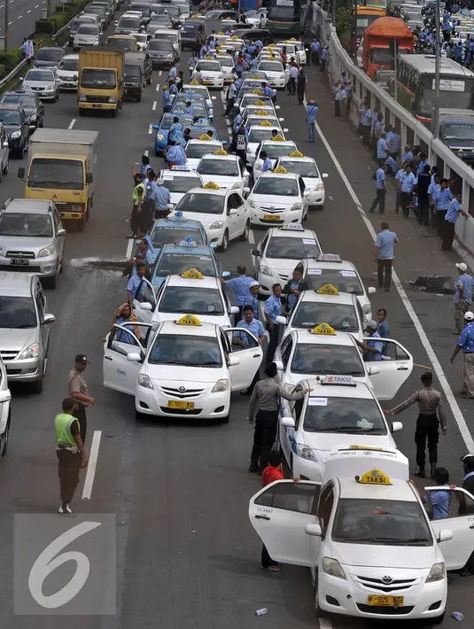 Sejumlah Sopir taksi mematikan mesin mobil di dalam jalan tol Gatot Subroto, Jakarta, Selasa (22/3).  Ribuan Sopir taksi turun ke jalan. Mereka berdemonstrasi menolak keberadaan angkutan online berpelat hitam. (Liputan6.com/Johan Tallo)