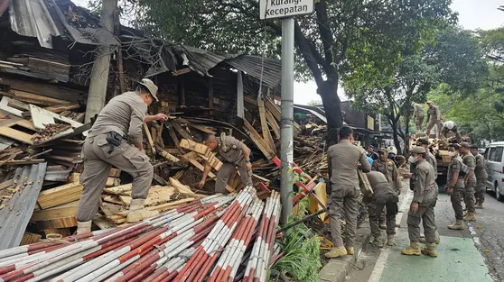 Satpol PP Tertibkan Bangunan Liar di Jalan Raya Juanda Depok
