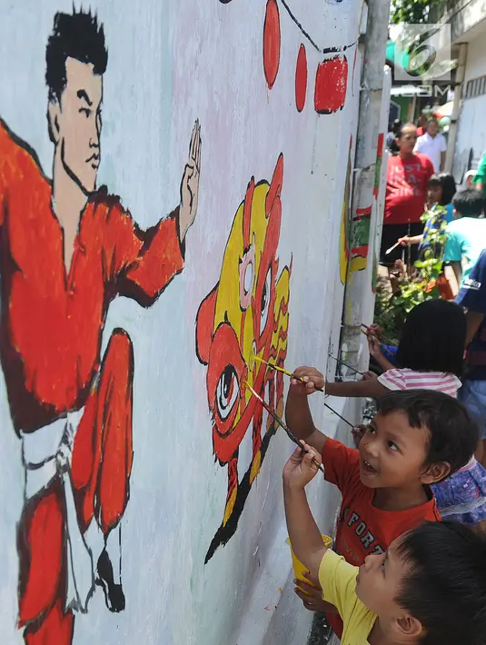 Anak-anak melukis mural pada dinding areal gang sempit saat kegiatan kick off Kampung Mural di Pulo Gelis, Bogor, Minggu (18/3). Kegiatan ini untuk menjadikan Kampung Pulo Geulis sebagai salah satu tujuan wisata baru di Bogor. (Merdeka.com/Arie Basuki)