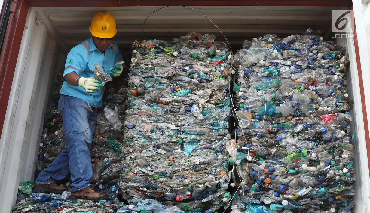 Tenaga kerja bongkar muat (TKBM) menunjukkan kontainer berisi sampah plastik di Tanjung Priok, Jakarta, Rabu (18/9/2019). Bea Cukai bekerja sama dengan KLHK dan kepolisian memulangkan 9 kontainer berisi 135 ton sampah plastik impor bercampur limbah B3 asal Australia. (Liputan6.com/Angga Yuniar)