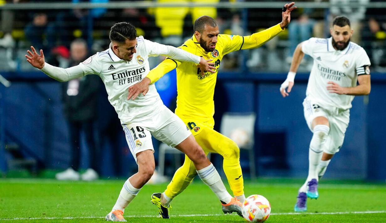 Pemain Real Madrid Dani Ceballos (kiri) berebut bola dengan pemain Villarreal Etienne Capouel pada pertandingan sepak bola babak 16 besar Copa del Rey di Stadion La Ceramica, Villarreal, Spanyol, 19 Januari 2023. Real Madrid mengalahkan Villarreal dengan skor 3-2. (AP Photo/Jose Breton)