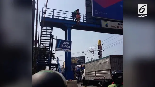 Seorang driver ojol berhasil menyelamatkan wanita yang hendak melompat dari JPO Pasicif Mall Tegal, Jawa Tengah.