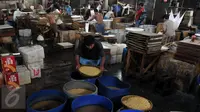 Pekerja membersihkan kedelai sebagai bahan pembuat tahu di Jakarta, Selasa (10/11). Menurunnya daya beli masyarakat menyebabkan sejumlah rumah produksi tahu menurunkan produksinya dari 100 kg per hari menjadi 70 kg per hari. (Liputan6.com/Johan Tallo)