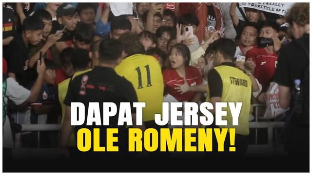 Dalam laga bersama Oxford United, Ole Romeny menunjukkan sisi humanisnya dengan memberikan jersey langsung kepada seorang suporter cilik. Ekspresi bahagia sang bocah bikin suasana makin haru dan penuh kehangatan. Simak detik-detik mengharukan momen s...