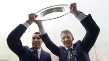 Dirk Kuyt (kanan) dan pelatih Feyenoord, Giovanni van Bronckhorst mengangkat trofi juara Eredivisie 2016-2017 di Rotterdam, Belanda, (15/5/ 2017).  (EPA/Olaf Kraak)