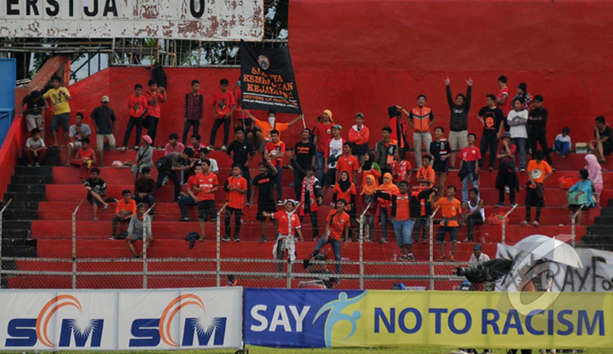 Suporter Persija"The Jack Mania" memberikan dukungan kepada tim kesayangan mereka saat berlaga di SCM Cup 2015, Stadion H Agus Salim, Padang, Senin (19/1/2015). (Liputan6.com/Johan Tallo)