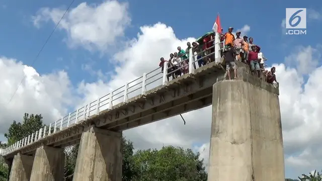 Warga Desa Candi Rejo Semarang nekat seberangi jembatan rusak yang menjadi satu-satunya penghubung ke daerah lain.