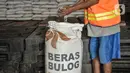 Pekerja menunjukkan kualitas beras dari salah satu karung di Gudang Bulog Divisi Regional DKI Jakarta, Kelapa Gading, Kamis (18/3/2021). Dari jumlah tersebut, 106.642 ton di antaranya merupakan beras turun mutu. (merdeka.com/Iqbal S Nugroho)
