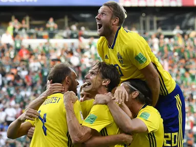 Para pemain Swedia merayakan gol Andreas Granqvist saat melawan Meksiko pada laga grup F Piala Dunia 2018 di Yekaterinburg Arena, Yekaterinburg, Rusia, (27/6/2018).  Swedia menang telak 3-0 atas Meksiko. (AP/Martin Meissner)