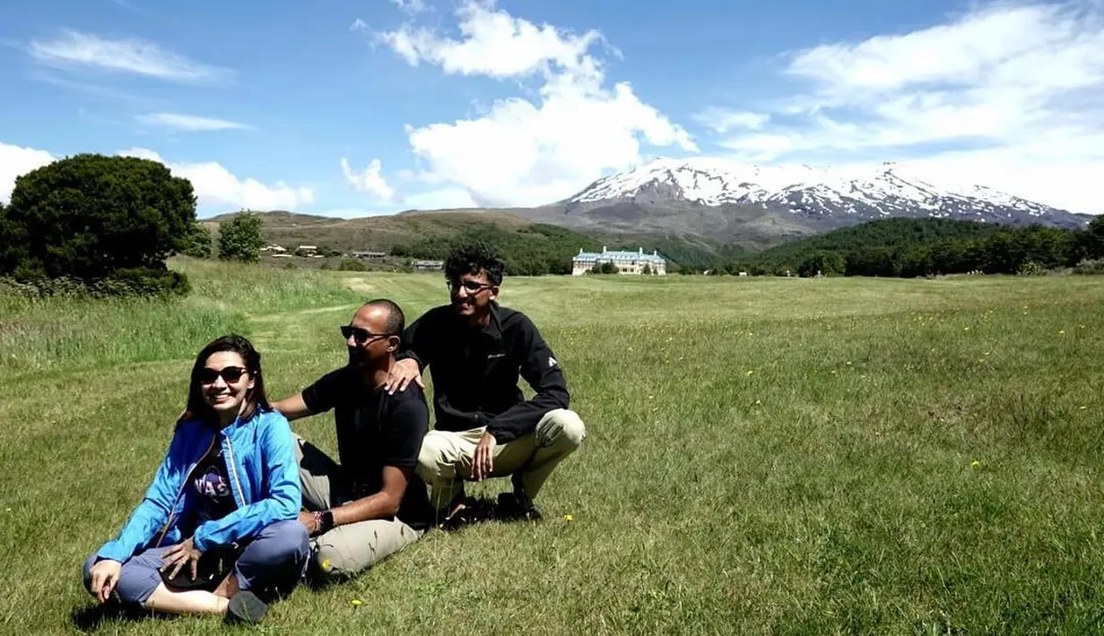 Sebelum pandemi, putri Quraish Shihab bersama suami dan putranya menghabiskan tahun baru di Tongariro National Park, Selandia Baru. (Foto: Instagram/@izzatassegaf)