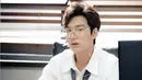Dalam foto tersebut, Min Ho mengenakan kemeja putih dengan dasi yang berantakan serta memakai kaca mata. Foto itu berhasil menggambarkan peran Min Ho sebagai sosok Jaksa yang jenius. (doc.Soompi)