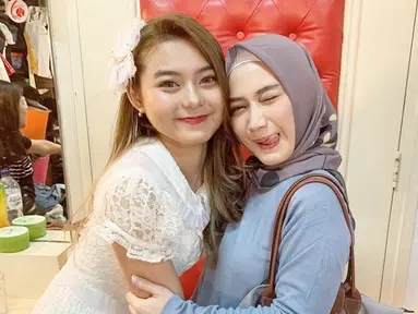 Cesen, eks member JKT48 generasi 3. Sebagai eks member, tentu Cesen sangat dekat dengan para eks member lainnya. Seperti saat abadikan momen berfoto dengan Melody Laksani.(Liputan6.com/IG/ceseniy)