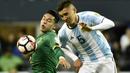 Duel antara pemain Argentina dan Bolivia pada laga Grup D Copa America Centenario 2016 di CenturyLink Field, Seattle, Rabu (15/6/2016). (AFP/Omar Torres)