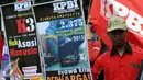 Buruh yang tergabung Konfederasi Persatuan Buruh Indonesia aksi keprihatinan di Bundaran Patung Kuda, Jakarta, Kamis (28/4/2016). Dalam aksinya, mereka menyerukan pemerintah seriusmenurunkan angka kecelakaan kerja. (Liputan6.com/Helmi Fithriansyah)