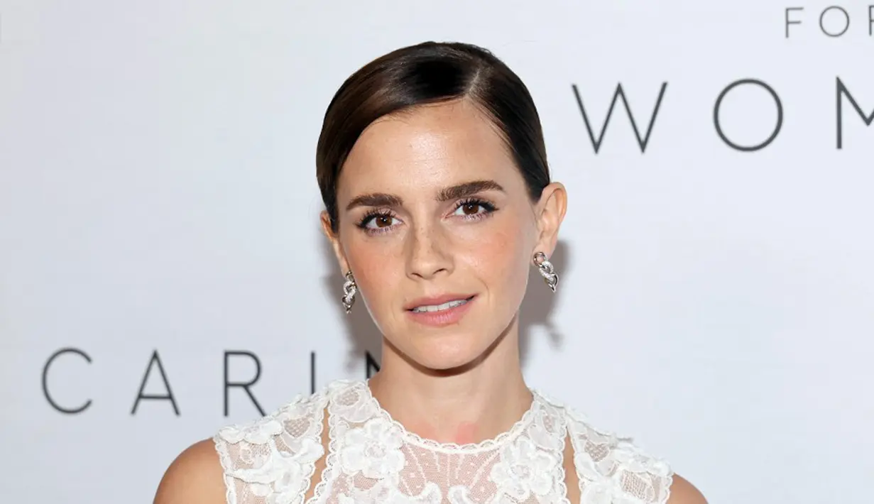 Emma Watson menghadiri makan malam The Kering Foundation's Caring for Women di The Pool on Park Avenue, New York City, Amerika Serikat, 15 September 2022. Aktris berusia 32 tahun itu tampak anggun dalam balutan gaun putih tipis dengan detail renda bunga yang rumit saat berpose di The Pool on Park Avenue. (Dia Dipasupil/Getty Images/AFP)