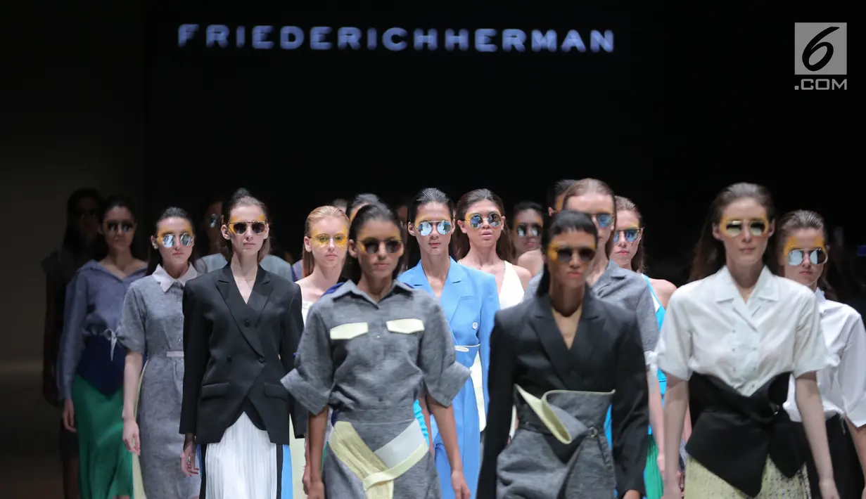 Para model memperagakan busana koleksi Friederich Herman pada Jakarta Fashion Week 2018 di Senayan City, Jakarta, Senin (23/10). Dalam ajang fashion ini Friederich Herman mengangkat tema 'The Burst Of Personalities Within'. (Liputan6.com/Faizal Fanani)
