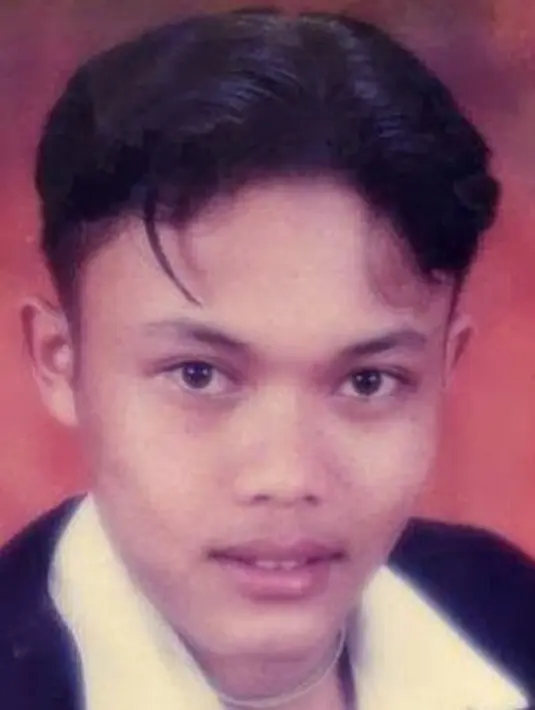 Ini dia foto masa muda Sule. Sule muda memiliki paras yang sebelas dua belas dengan Rizky Febian, Sule akui di masa itu ekonominya sedang tidak baik. Ia sampai harus menjadi penabuh gendang dari panggung ke panggung untuk mencukupi kebutuhan hidupnya dan keluarga. Seperti diketahui, Sule menikah muda di usia 19 tahun. (Liputan6.com/IG/ferdinan_sule)