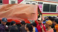 KRL Tabrakan dengan Metro Mini di Angke, Lalin Macet