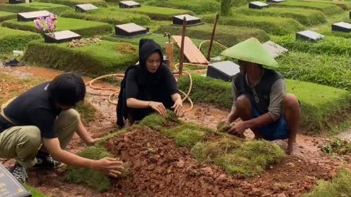 6 Potret Karina Ranau dan Anak-anak 'Renovasi' Makam Epy Kusnandar, Dipasangi Rumput