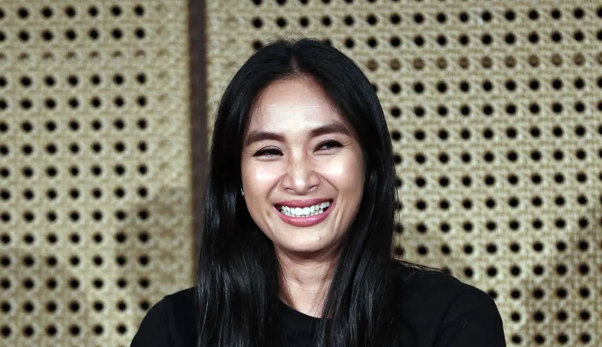 "Berarti gubernur baru ya yang nutup. Ya sesuai janjinya kan, ya bagus berati apa yg dijanjikan ya semoga untuk kemaslahatan semua," kata Happy Salma. (Deki Prayoga/Bintang.com)