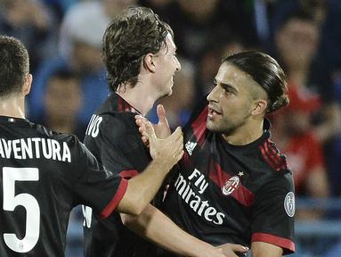 Para pemain AC Milan merayakan gol yang dicetak Ricardo Rodriguez, ke gawang Craiova pada laga kualifikasi Liga Europa di Stadion Municipal, Rumania, Kamis (27/7/2017). Craiova kalah 0-1 dari AC Milan. (AP/Alexandru Dobre)